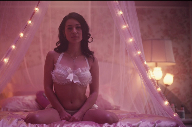 7-euphoria-entenda-o-décor-de-cada-personagem-e-saiba-como-reproduzi-lo Maddy Perez no seu quarto na série Euphoria
