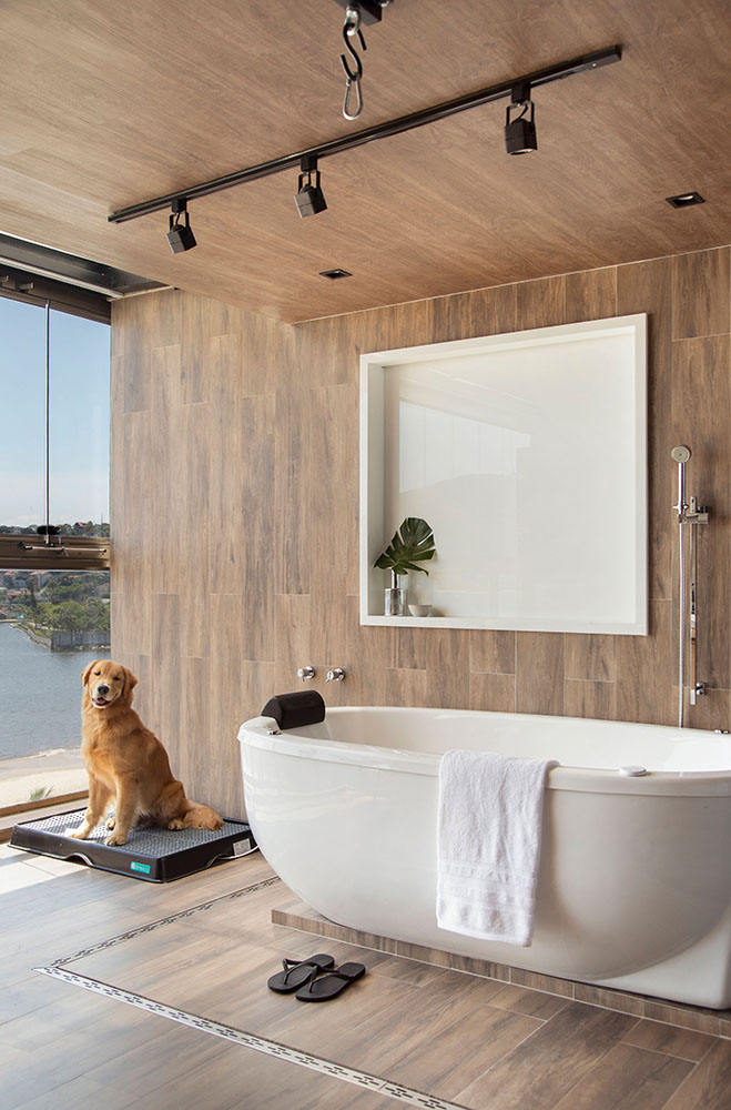 Apartamento tipo loft com 45m2 assinado pela J1 ARQUITETURA E ENGENHARIA _ foto 6-banheira-madeira Banheira de imersão solta. Cachorro sentado ao lado