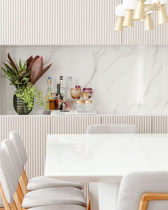 Sala de jantar com buffet com detalhes ripados