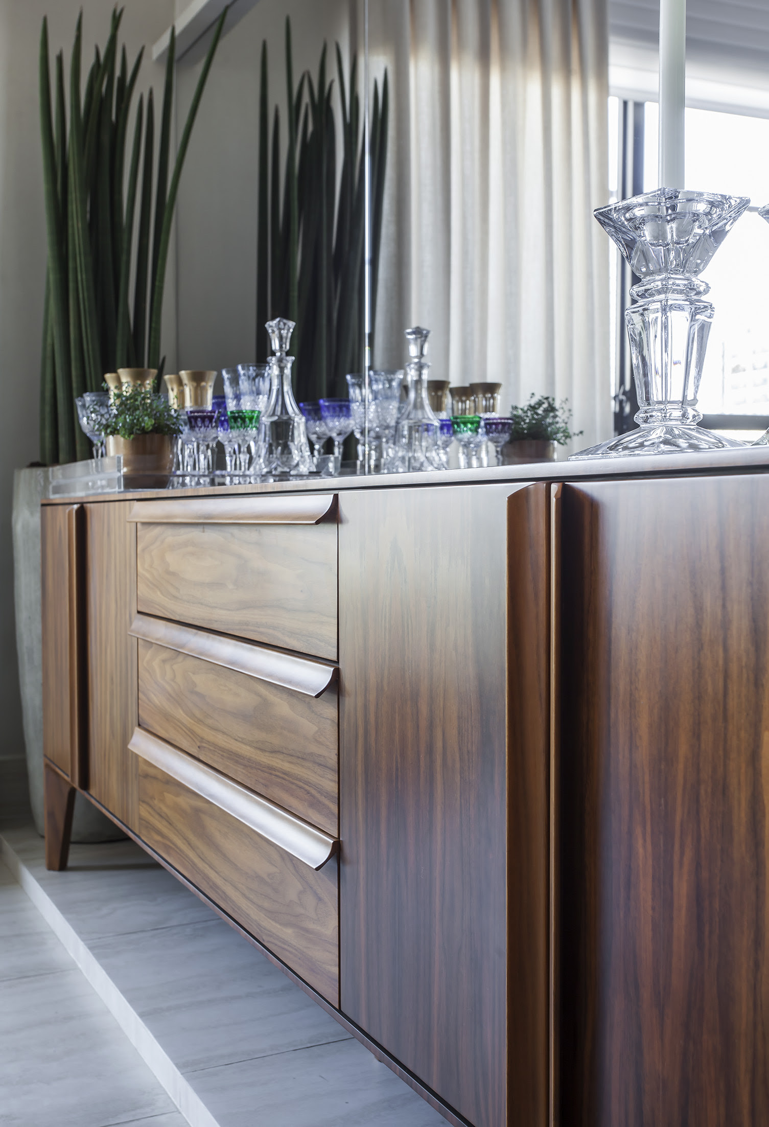 Buffets-da-sala-e-jantar-dicas-de-como-escolher-10 Nesse buffet em madeira Nogueira, um mix entre portas, gavetas e uma grande extensão de tampo, que permite a exposição de taças e outros objetos decorativos