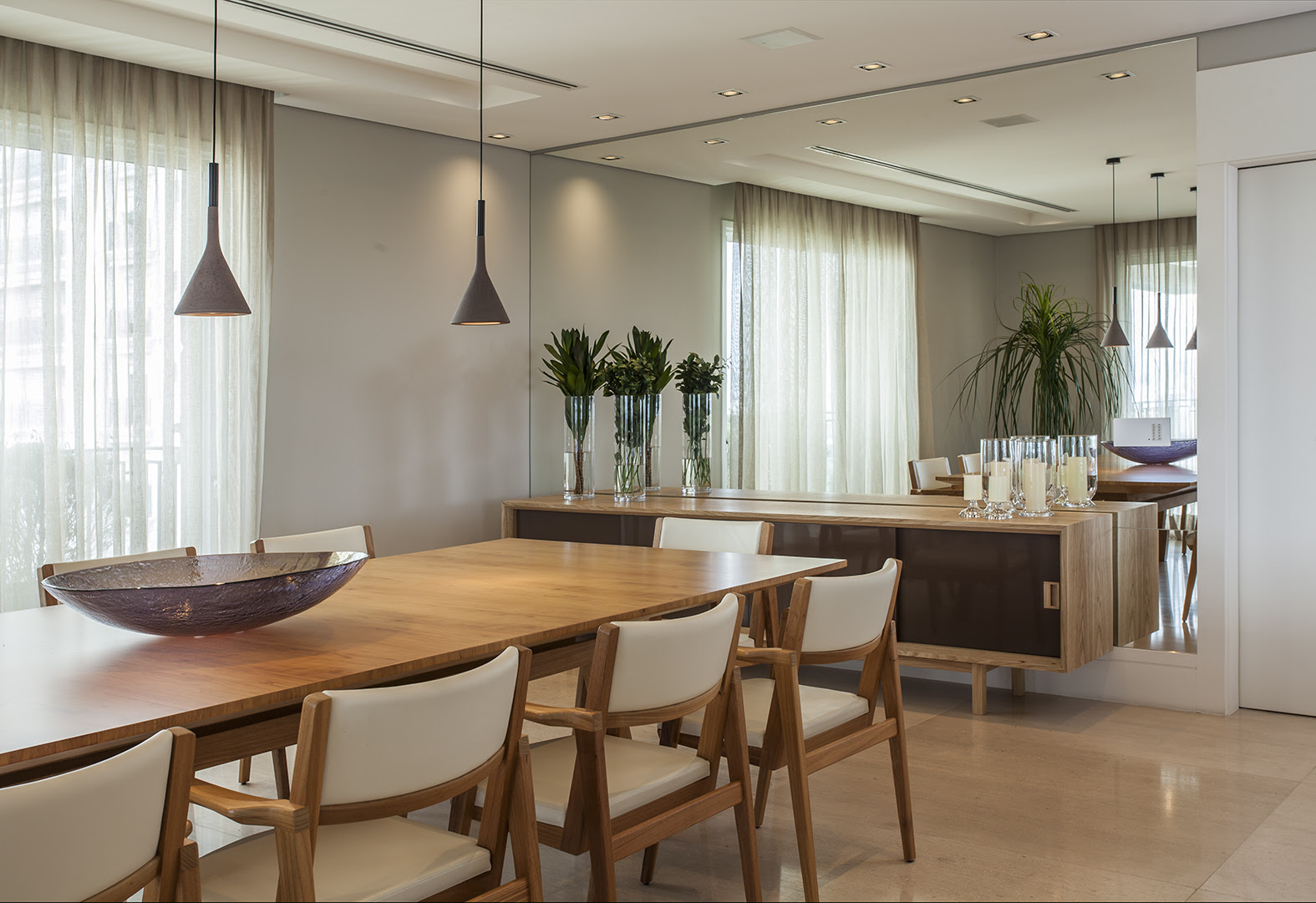 Buffets-da-sala-e-jantar-dicas-de-como-escolher-11 O buffet foi escolhido como uma peça leve para guardar as louças da moradora. Seu acabamento em madeira forma o equilíbrio perfeito entre a decoração e a paleta de cores do ambiente