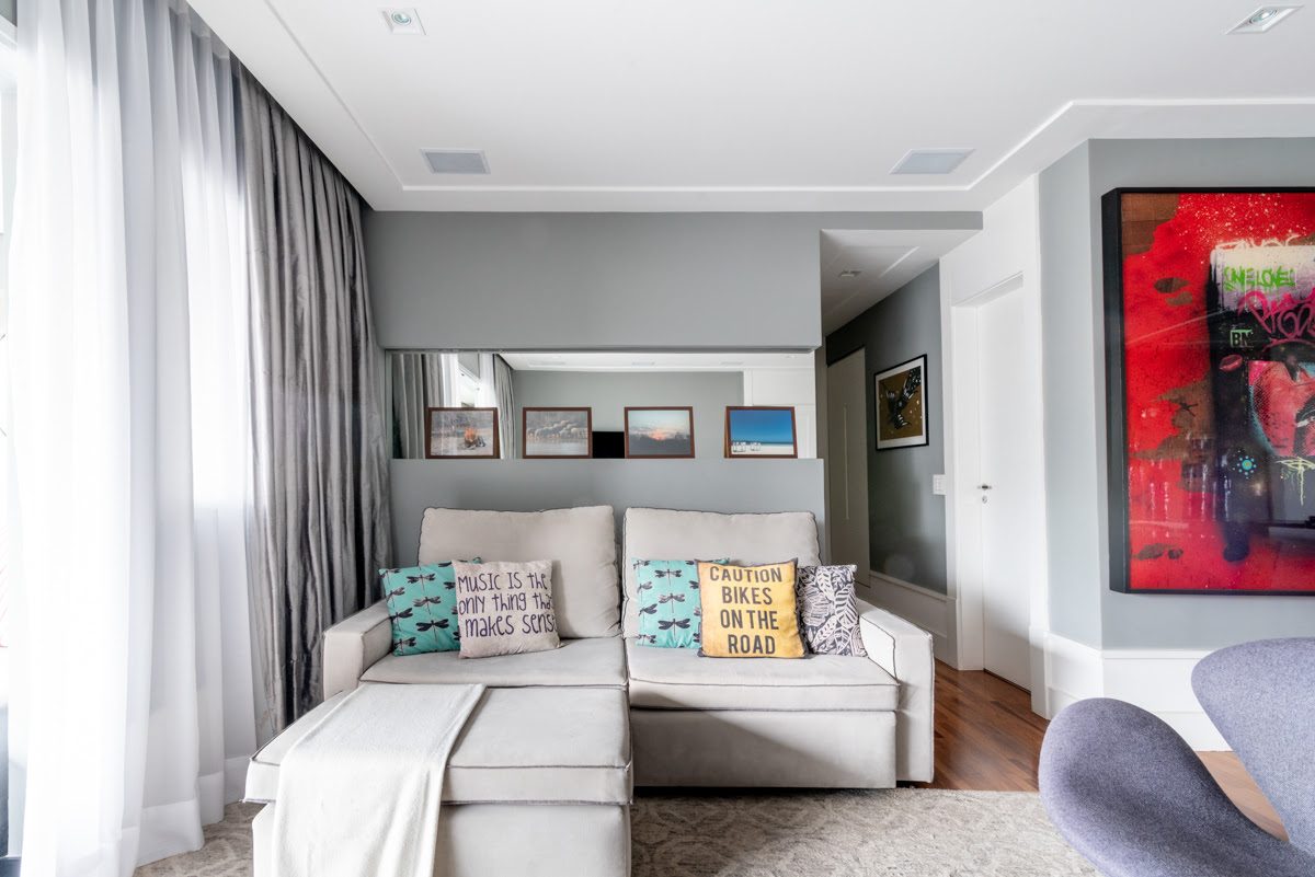 Sof&aacute; cinza com almofadas coloridas