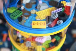 Este-aspirador-separa-peças-de-LEGO-por-tamanho-02