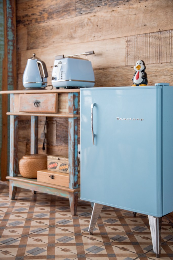 aparador em madeira rústica com geladeira azul clara pequena