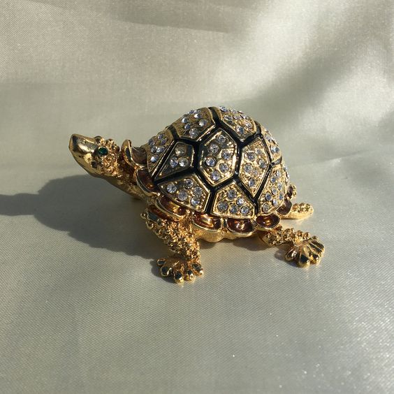 Porque-você-deve-incluir-uma-tartaruga-na-decoração-da-sua-casa-01 Tartaruga de strass