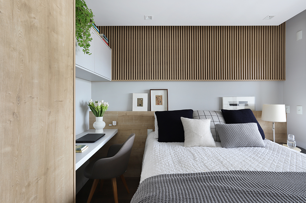 Projeto Gabriel Cordeiro Arquitetura – Vila Romana I Foto Mariana Orsi (51)-quarto-cama-home-office-painel-ripado quarto com cama de casal e bancada para home office à direita