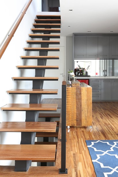 Triplex de 102 m² tem três andares reformados no estilo contemporâneo