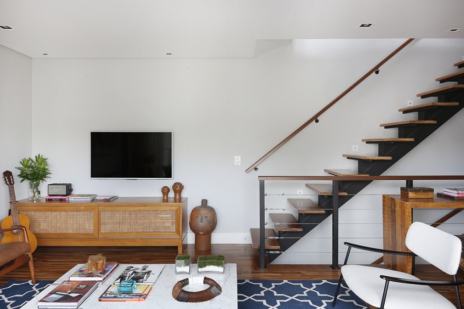 Triplex de 102 m² tem três andares reformados no estilo contemporâneo