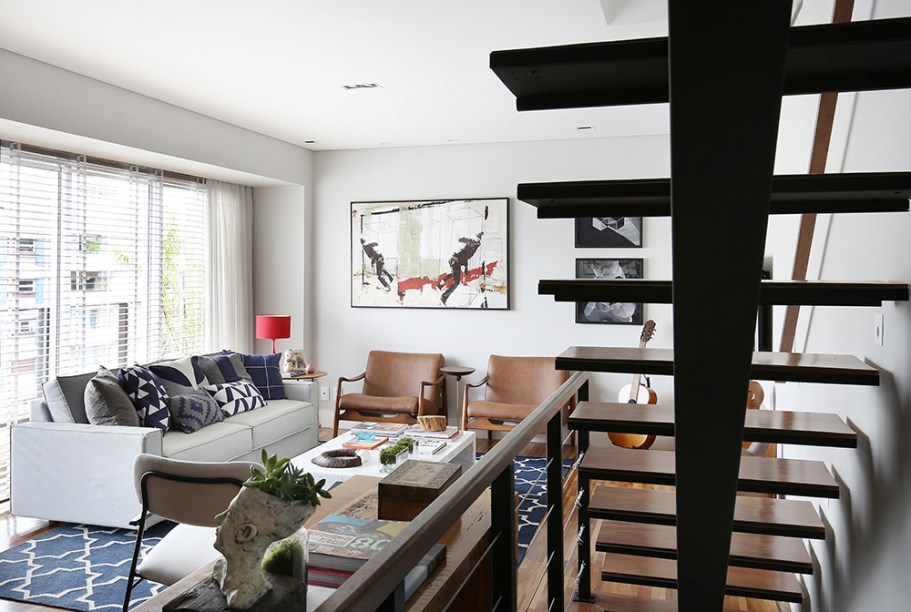 Triplex de 102 m² tem três andares reformados no estilo contemporâneo