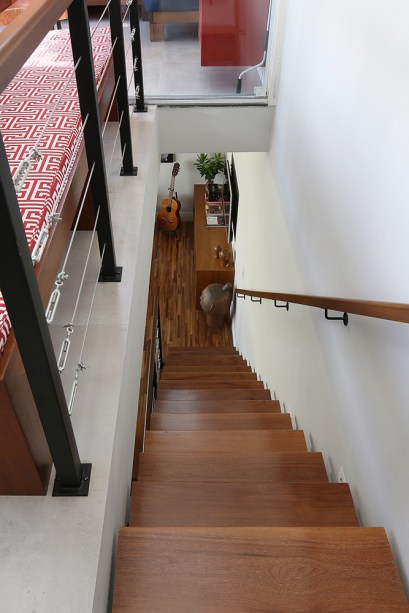 Triplex de 102 m² tem três andares reformados no estilo contemporâneo