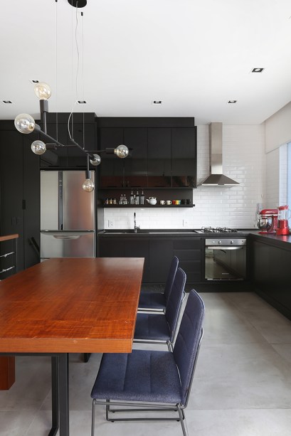 Triplex de 102 m² tem três andares reformados no estilo contemporâneo