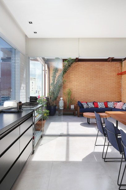 Triplex de 102 m² tem três andares reformados no estilo contemporâneo