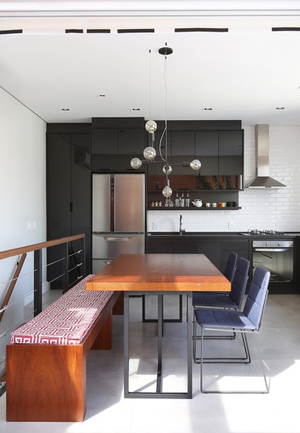 Triplex de 102 m² tem três andares reformados no estilo contemporâneo
