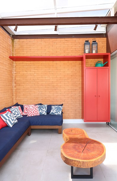 Triplex de 102 m² tem três andares reformados no estilo contemporâneo