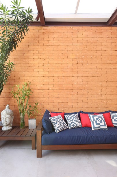 Triplex de 102 m² tem três andares reformados no estilo contemporâneo
