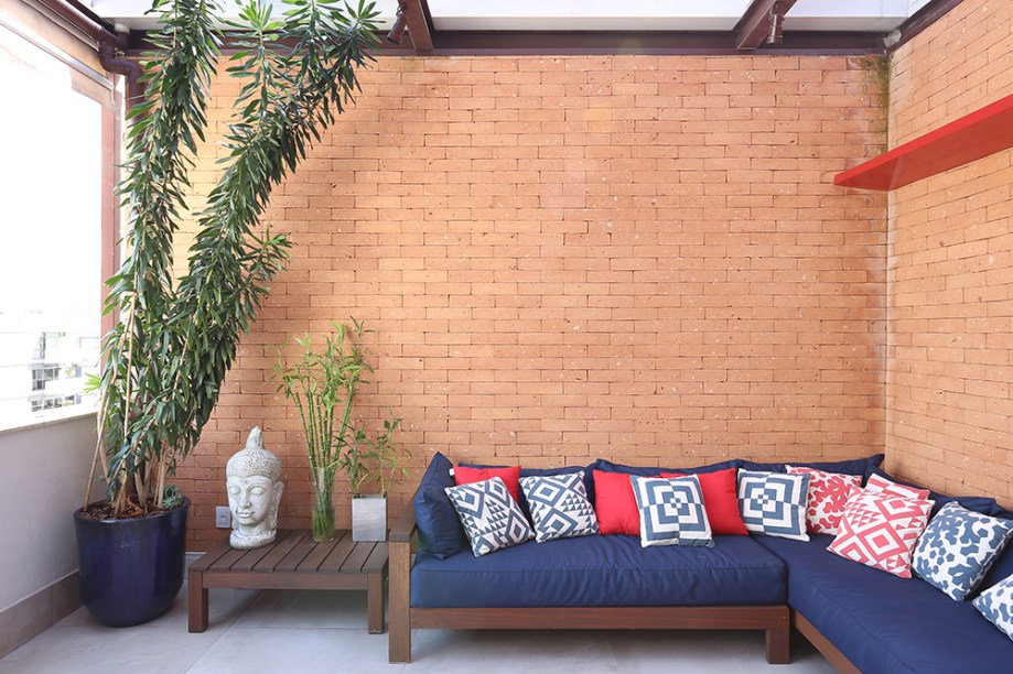 Triplex de 102 m² tem três andares reformados no estilo contemporâneo