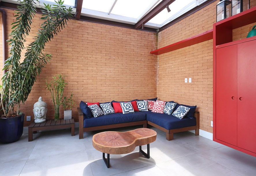 Triplex de 102 m² tem três andares reformados no estilo contemporâneo