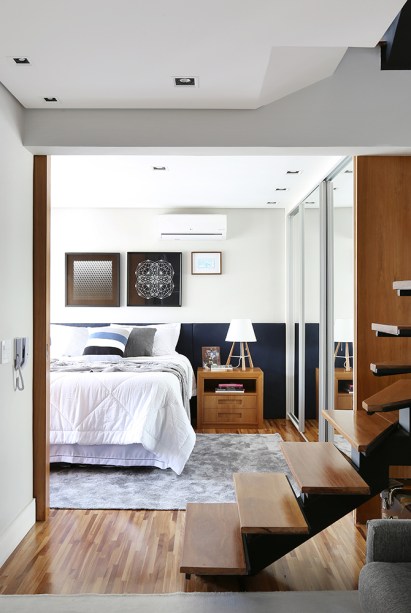 Triplex de 102 m² tem três andares reformados no estilo contemporâneo