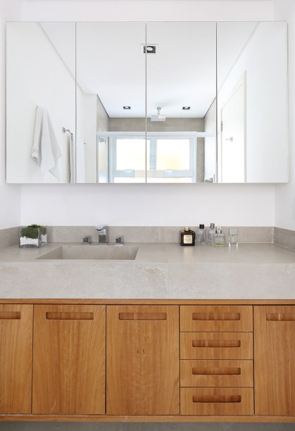 Triplex de 102 m² tem três andares reformados no estilo contemporâneo