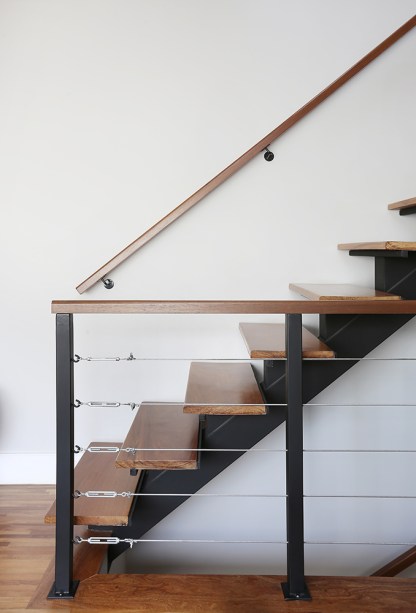 Triplex de 102 m² tem três andares reformados no estilo contemporâneo