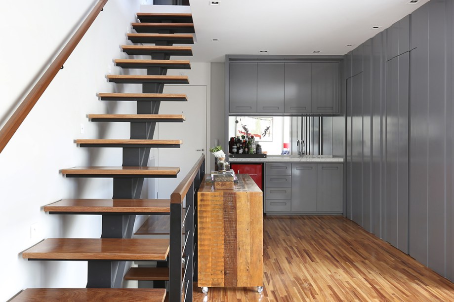 Triplex de 102 m² tem três andares reformados no estilo contemporâneo