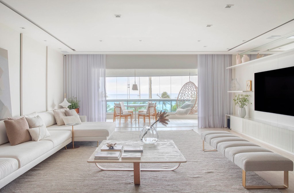 Sala de estar integrada com varanda com vidro