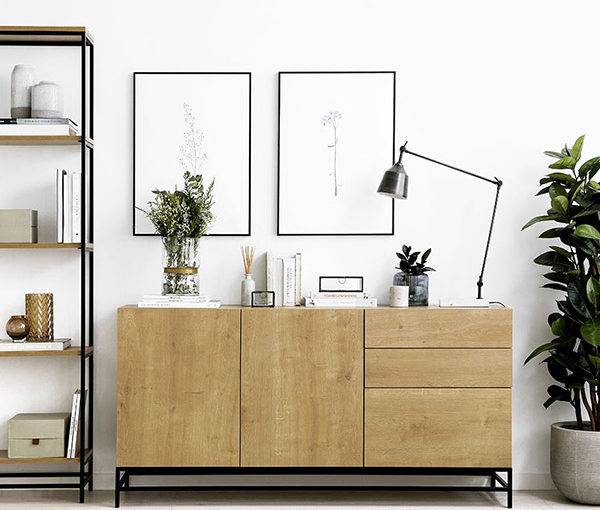 aparadores-onde-usar-como-escolher-escritorio-luminaria-quadro-minimalista-thestyleinspiration Aparador em madeira clara com dois quadros acima e luminária