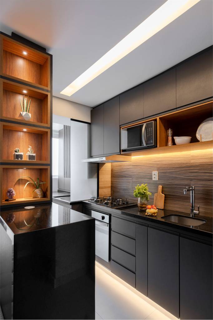 ape-de-55-m²-foi-feito-como-primeiro-imovel-de-um-jovem-casa.com-base-arquitetura-flavio-foto-estudio-360-27 Cozinha com móveis planejados pretos