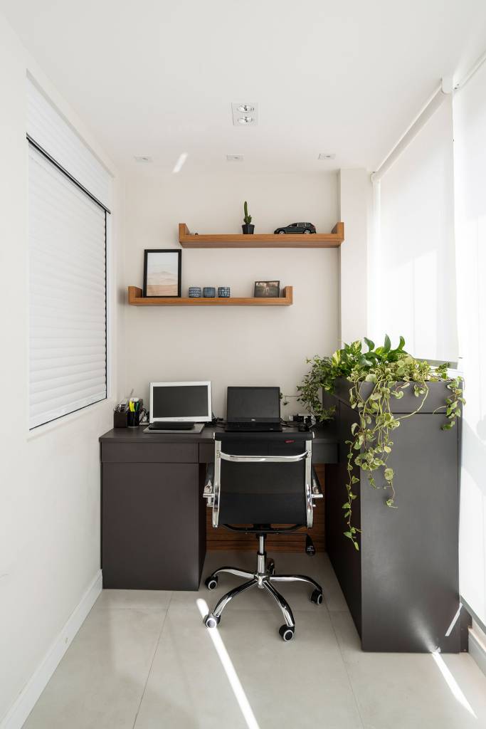 Home office na varanda em apartamento com sala integrada