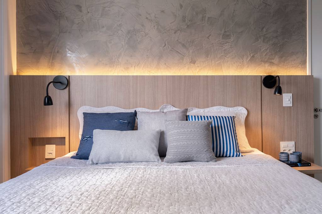 ape-de-55-m²-foi-feito-como-primeiro-imovel-de-um-jovem-casa.com-base-arquitetura-flavio-foto-estudio-360-4 Cama de casal com cabeceira de madeira e luz de led nas bordas da parede pra uma luz indireta