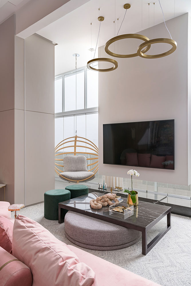 apto-jk-spaço-interior-260-living-sofa-pe-direito-duplo-estante-tv-janela-balanco-luminaria-mesa-centro living-sofa-pe-direito-duplo-estante-tv-janela-balanco-luminaria-mesa-centro