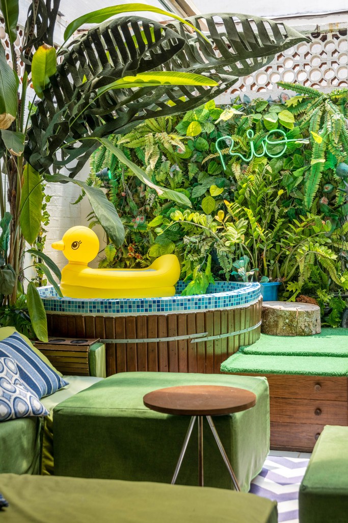 casa-ou-galeria-de-arte-conheca-o-lar-que-e-pura-arte-casa.com-anderson-thives-andre-nazareth-10 Ofurô com boia em foramto de pato com vegetação em volta