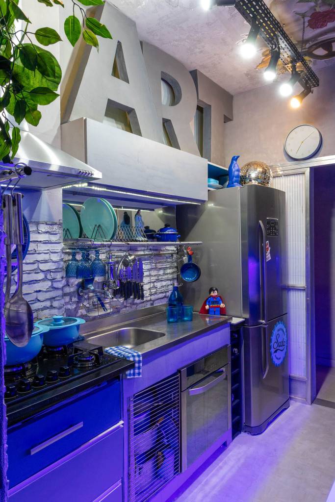 Cozinha em estilo industrial, com tons de cinza e luzes neon em azul