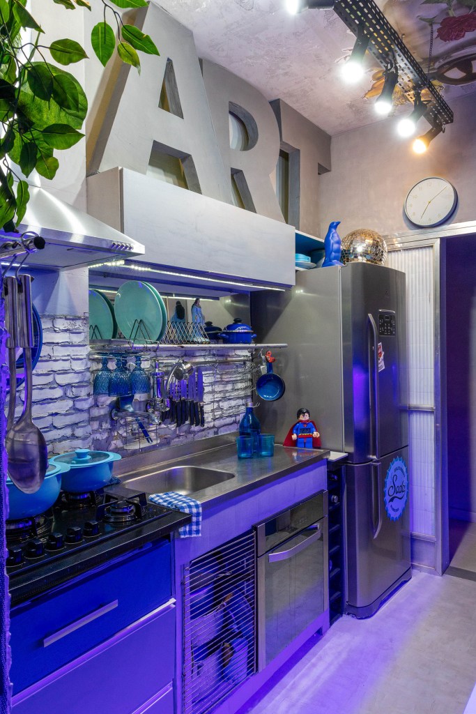 Cozinha em estilo industrial, com tons de cinza e luzes neon em azul