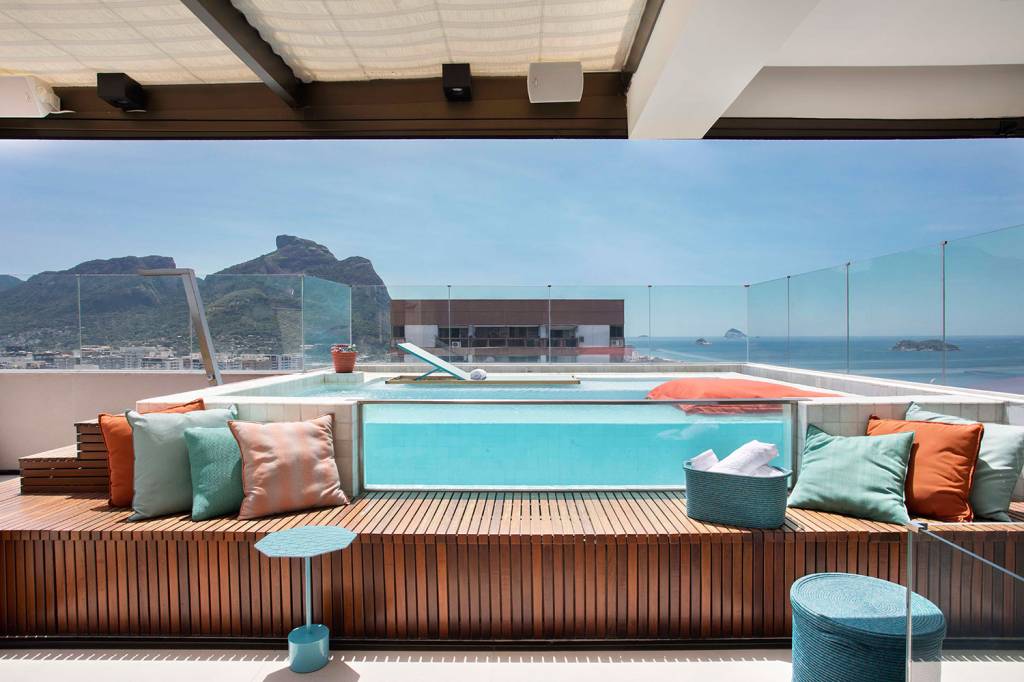 Cobertura dúplex com piscina no andar superior