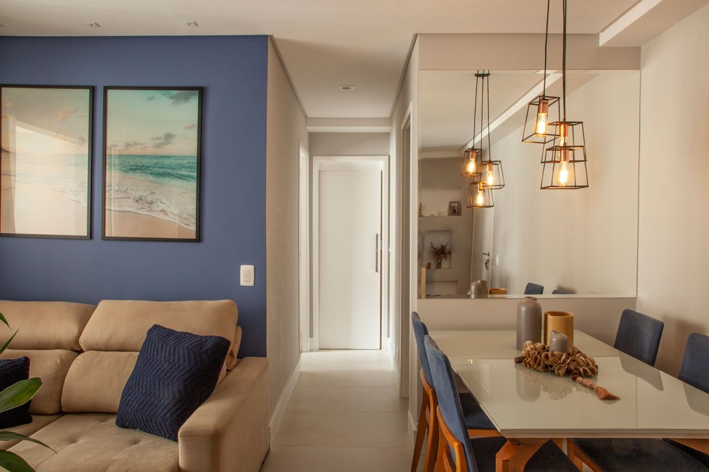 Iluminação, disposição do mobiliário e cores das paredes ajudaram a delimitar os ambientes nesse apartamento integrado, com projeto da Tesak Arquitetura
