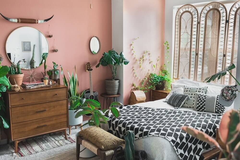 Quarto com parede rosa