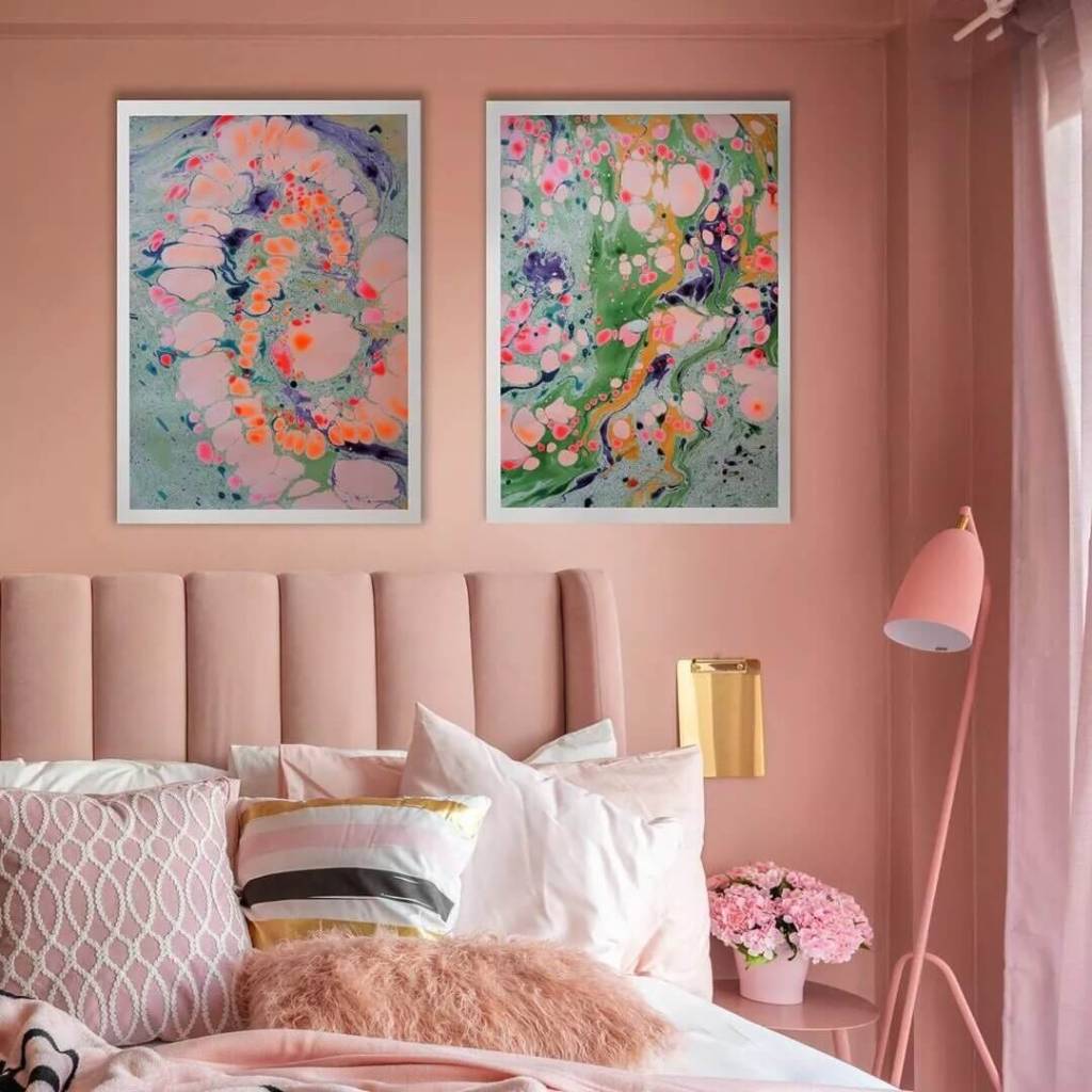 Quato com cama e cabeceira rosa