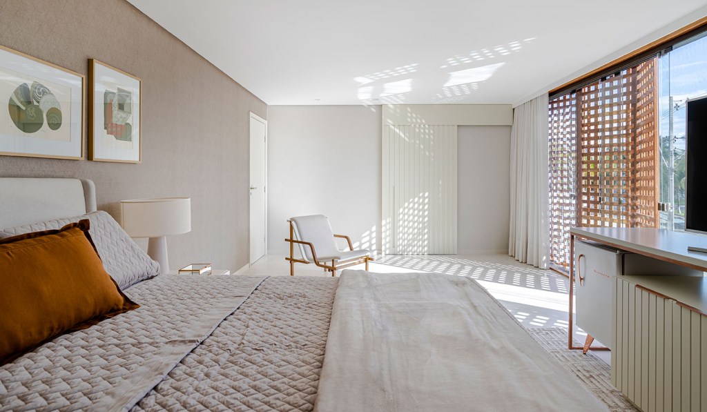 Quarto do casal, em tons de branco com grande abertura para luz natural