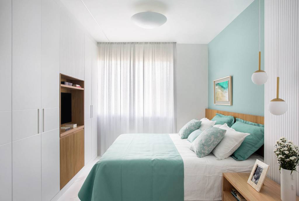 no-rio-reforma-de-ape-de-150-m²-amplia-estar-e-inclui-hidromassagem-em-suite-casa.com-carmen-zaccaro-juliano-colodeti-mca-estudio-14 Quarto do casal, com tons de verde água, e armários em laca branca