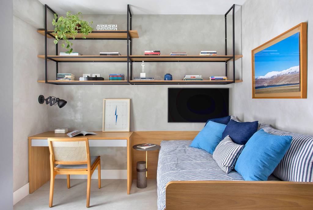 no-rio-reforma-de-ape-de-150-m²-amplia-estar-e-inclui-hidromassagem-em-suite-casa.com-carmen-zaccaro-juliano-colodeti-mca-estudio-19 Quarto solteiro com home office, em tons de cimentos qeimado e madeira