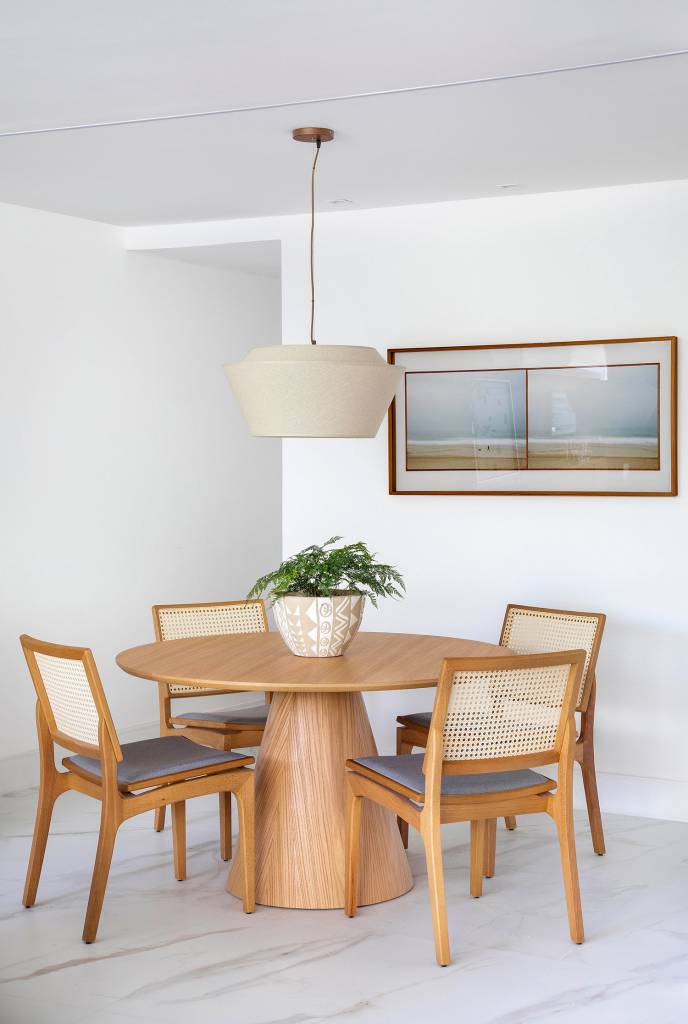 no-rio-reforma-de-ape-de-150-m²-amplia-estar-e-inclui-hidromassagem-em-suite-casa.com-carmen-zaccaro-juliano-colodeti-mca-estudio-5 Sala de jantar, com mobiliário de madeira e pendente com cúpula