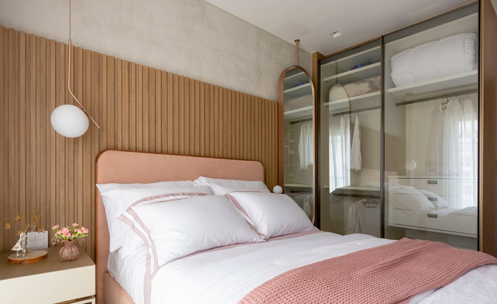 reforma-com-quartos-cheios-de-personalidade-e-vocacao-para-receber-casa.com-patty-coelho-lilia-mendel-32 Quarto com tons de rosa e madeira