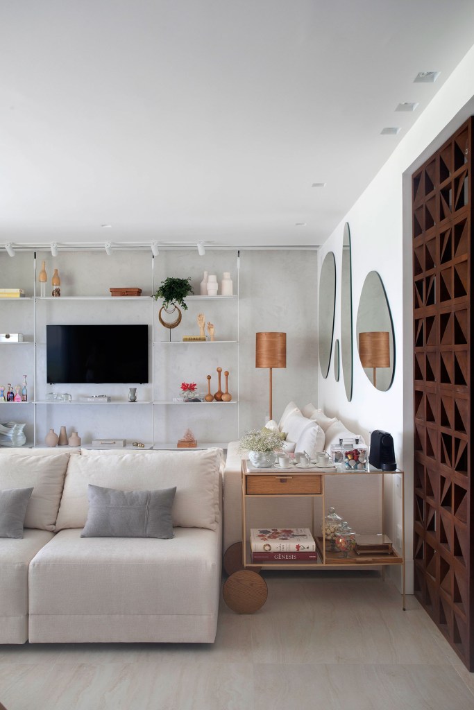 Sofá-ilha que integra sala de estar, dejantar e varanda gourmet