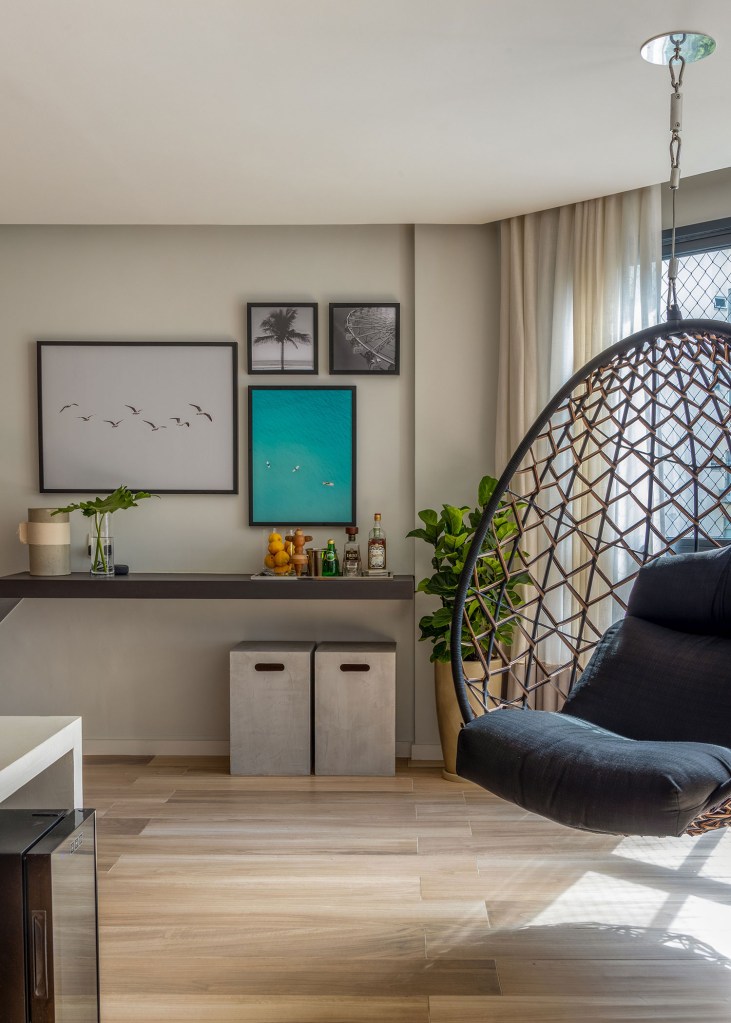 reforma-de-ape-integra-a-area-social-em-lar-de-uma-jovem-familia-casa.com-paprica-arquitetura-andre-nazareth-17 Sala de estar integrada com varanda gourmet com balanço preso ao teto