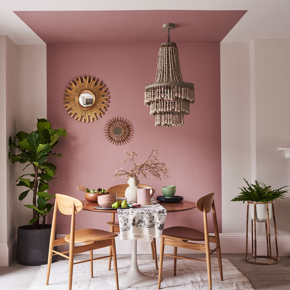 sala-jantar-pequena-rosa-cadeira-mesa-luminaria-planta-lustre-ideal-home
