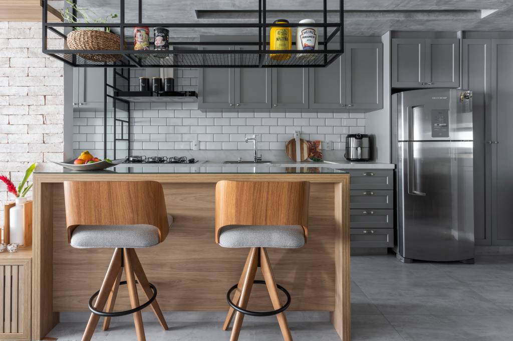 11-contemporâneo-e-industrial-se-mesclam-neste-apê Cozinha de armários no estilo provençal