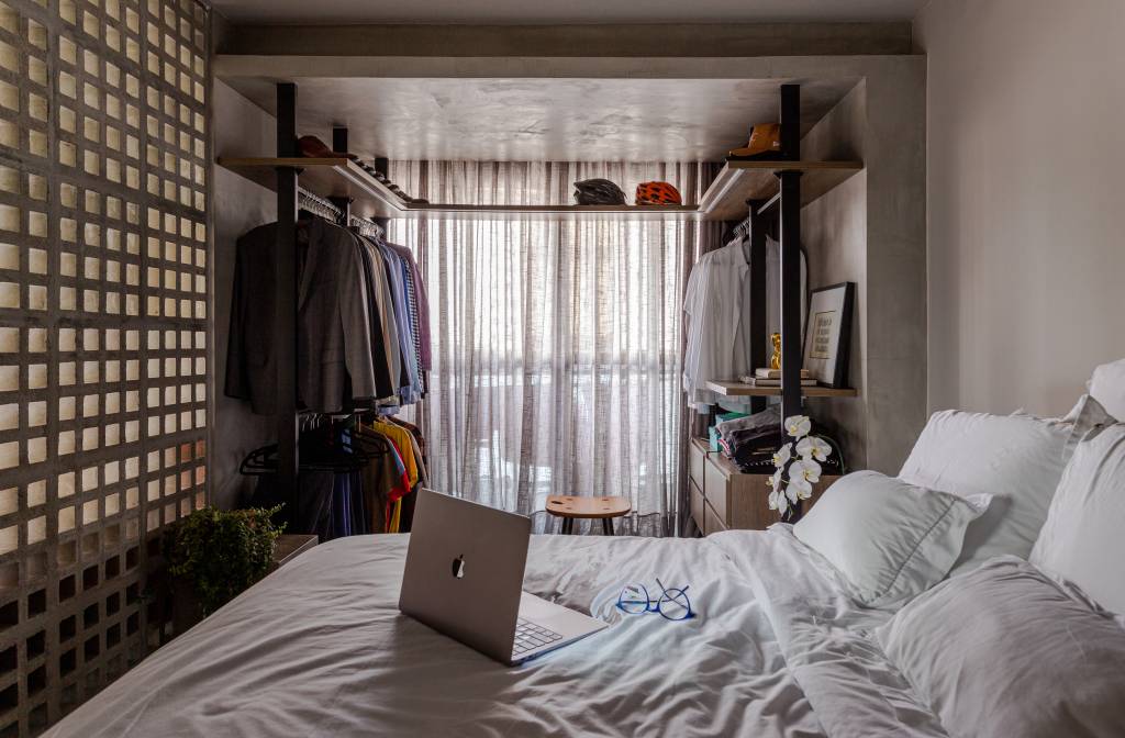 Quarto com parede de cobogó e paleta cinza