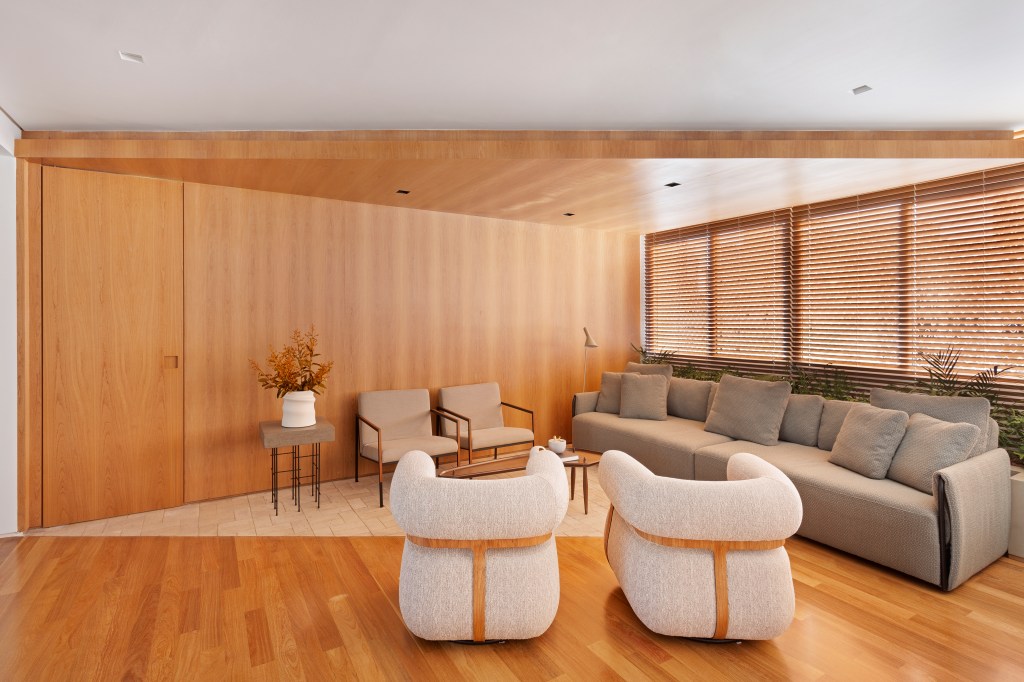 Sala de estar integrada com muita madeira