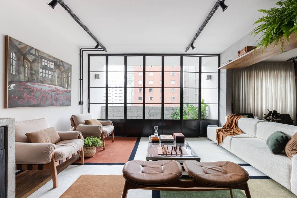 19-ape-de-155-m-2-da-década-de-60-é-renovado-e-ganha-estilo-industrial Sala de estar com porta de serrarelhia e décor neutro